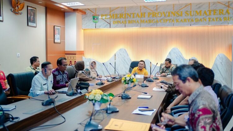 Wabup Candra Hadiri Rapat Lanjutan, Bahas Trase Jalan Lebih Landai dan Minim Resiko 1 rapat— Wakil Bupati Solok terlihat menghadiri rapat Jalan Aia Dingin untuk membahas trase jalan yang lebih landai dan minim risiko.