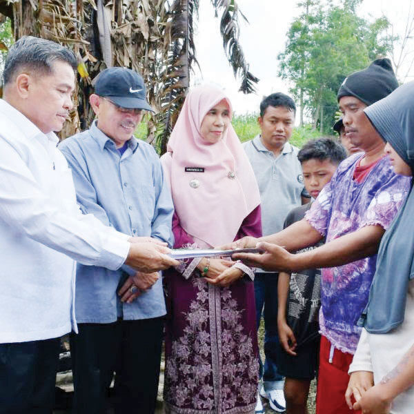 Rumah Korban Kebakaran di Batagak Bakal Dibangun, Bupati Bantu Rp10 Juta 1 Serahkan bantuan KEBAKARAN— Bupati Agam Benni Warlis mengunjungi rumah korban kebakaran sekaligus menyerahkan bantuan kepada Angkut, warga Batagak Kecamatan Sungai Pua, Minggu (15/6).