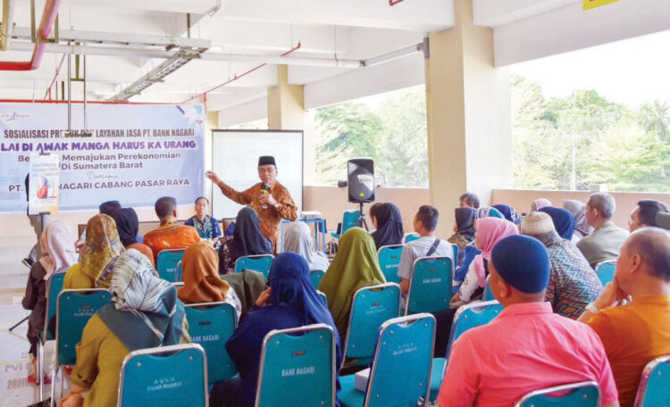 Bank Nagari Permudah Modal Pedagang, Pemko Siapkan Wajah Baru Pasar Raya 1 SOSIALIASI PRODUK LAYANAN PERBANKAN— Wakil Wali Kota Padang Maigus Nasir, menghadiri produk dan layanan perbankan khusus bagi para pedagang di Pasar Raya Padang yang dilakukan PT Bank Nagari Cabang Pasar Raya Padang, di Lantai II Fase VII Pasar Raya Padang pada Kamis (19/6).