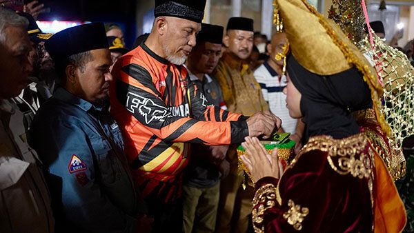 Gubernur dan Bupati Kunjungi Sumiso 1 KUNJUNGAN KERJA—Gubernur Sumbar Mahyeldi dan Bupati Solok Jon Firman Pandu disambut siriah dalam carano saat melakukan kunjungan kerja ke Nagari Sumiso.