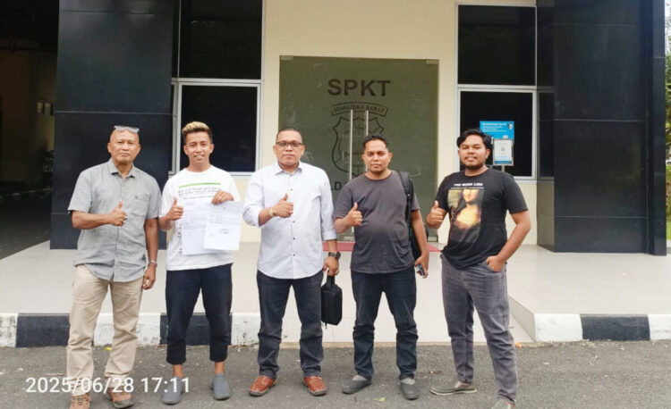 Merasa Diperas dan Diancam, Rahmat Laporkan Oknum Wartawan, Korban Sampai Jual Sepeda Motornya 1 MELAPOR— Rahmat EP, warga Silungkang, Kota Sawahlunto bersama kuasa hukumnya, Ismail Novendra melaporkan oknum wartawan ke Polda Sumbar atas dugaan pemerasan dan pengancaman.