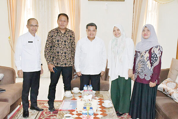 Bupati Agam Bahas Program SPM Dengan Padang TV Jelang Panen Bersama Komisi IV DPR RI 1 kunjungan— Bupati Agam, Ir H Benni Warlis MM Dt Tan Batuah, saat menerima kunjungan tim Padang TV, di Mess Pemkab Agam, kawasan Belakang Balok, Kota Bukittinggi, Jumat (20/6).