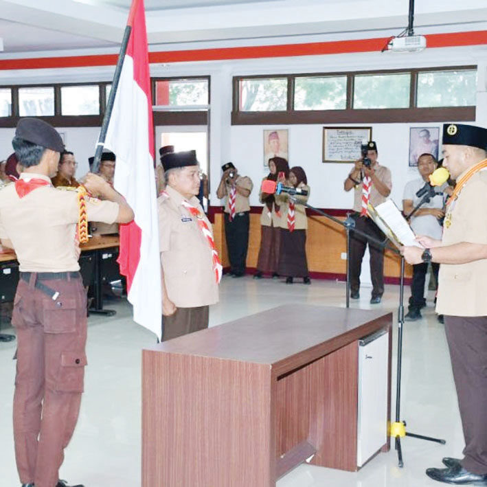 Bupati Agam Dilantik Sebagai Kamabicab, Pramuka Diharapkan jadi Agen Perubahan Menuju Nagari Madani 1 PELANTIKAN— Ketua Kwarda 03 Gerakan Pramuka Sumbar, Audy Joinaldy, secara resmi melantik Bupati Agam, Benni Warlis sebagai Kamabicab Gerakan Pramuka Kabupaten Agam, di Pusdiklat Baso, Minggu (22/6).