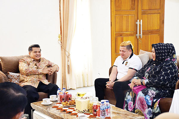 Bupati Agam Sambut Rencana Pendirian LPK Minang Global Academy, Peluang Baru Tenaga Kerja ke Luar Negeri 1 AUDIENSI— Bupati Agam, Benni Warlis, menerima audiensi dari Surni Yanti, CEO LPK Minang Global Academy, di Mess Pemkab Agam di Belakang Balok, Bukittinggi, Minggu (8/6).