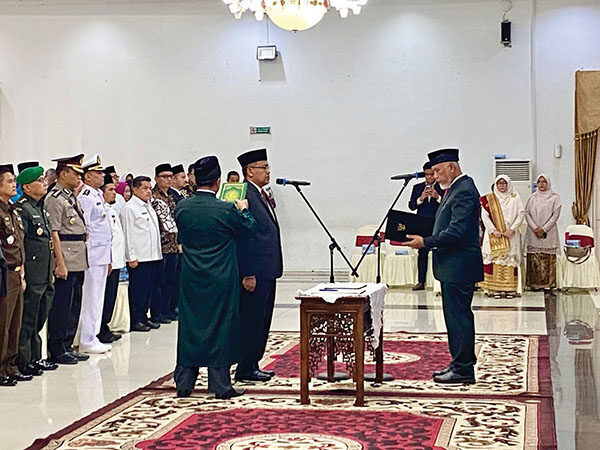 Hadiri Pelantikan Sekdaprov Sumbar, Bupati Agam Dorong Penguatan Sinergi Pembangunan Daerah 1 PENGAMBILAN SUMPAH JABATAN— Bupati Agam, Benni Warlis, menghadiri pelantikan dan pengambilan sumpah jabatan Sekda Provinsi Sumbar, di Auditorium Gubernuran Sumatera Barat, Padang, Jumat (13/6).