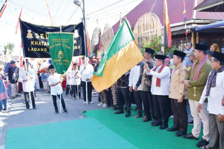PAWAI TA’ARUF— Bupati Agam, Benni Warlis, melepas pawai ta’aruf dalam rangka perayaan Khatam Al-Qur’an MDTA Ma’had Islamy Ladang Laweh X Suku, Kecamatan Banuhampu, Sabtu (28/6).