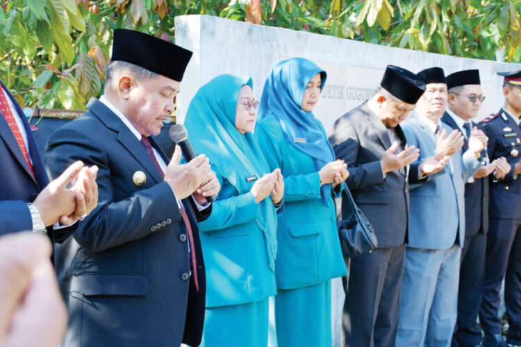 Peringati Perang Kamang ke-117, Bupati Agam Pimpin Doa Bersama di TMP 1 DOA BERSAMA— Bupati Agam Benni Warlis bersama jajaran Forkopimda, melakukan doa bersama di Taman Makam Pahlawan (TMP) Kamang Magek, usai upacara peringatan Perang Kamang ke 117, Minggu (15/6).