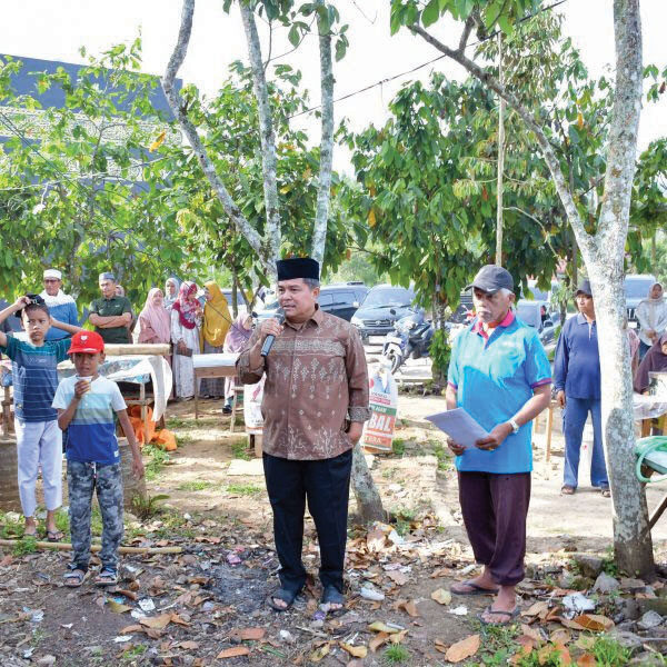 Bupati Hadiri Qurban dan Silaturahmi Alumni PGAN di Surau Ka’bah 1 QURBAN DAN SILATURAHMI— Bupati Agam, Benni Warlis, menghadiri kegiatan penyembelihan hewan qurban dan silaturahmi alumni PGAN 4 Tahun Kamang Hilir, di lingkungan Surau Ka’bah Islamic Center Panampuang, Kecamatan Ampek Angkek,
Minggu (8/6).