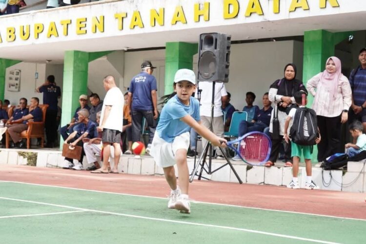 Kejuaraan Tenis Yunior Piala Bupati Tanah Datar Resmi Dibuka, 141 Atlet Ambil Bagian 1 ATLET TENIS— Salah seorang peserta saat mempertontonkan skill tenisnya pada Kejuaraan Tenis Yunior TDP Piala Bupati Tanah Datar Tahun 2025 di Lapangan Tenis Komplek Kantor Bupati Tanah Datar, Selasa (18/6).