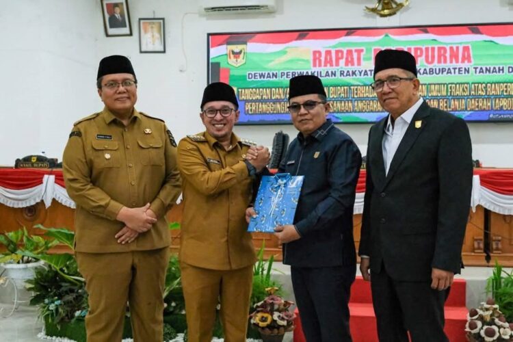 Bupati Sampaikan Jawaban Atas Pemandangan Umum 8 Fraksi DPRD Tanah Datar 1 SERAHKAN—Bupati Eka Putra serahkan nita jawaban pada Ketua DPRD Anton Yondra.