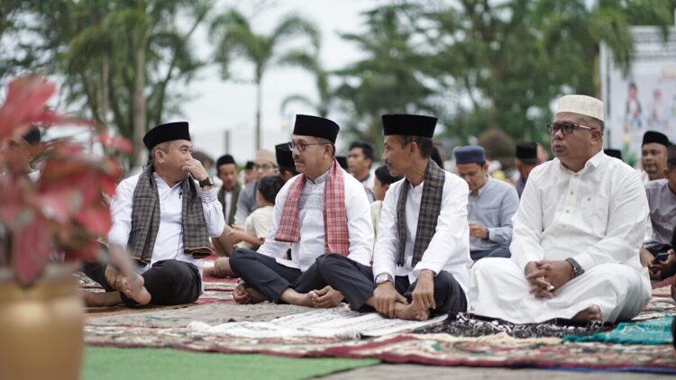 Bupati Khairunas Pesankan Semangat Kurban untuk Bangun Solok Selatan 1 SHALAT IDUL ADHA— Bupati Solok Selatan H. Khairunas jelang pelaksanaan Idul Adha 1446 Hijriah Pemerintah Kabupaten Solok Selatan di Halaman Kantor Bupati pada Jumat (6/6) pagi.