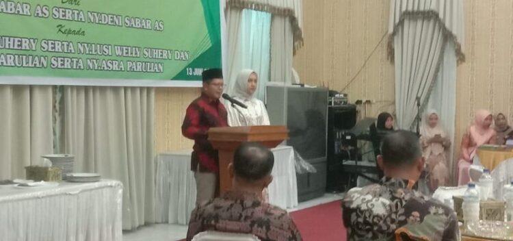 PISAH SAMBUT— Bupati Pasaman Welly Suhery menjamu Sabar dan Ny Denny Sabar AS, dalam acara malam pisah sambut Bupati Pasaman yang digelar di Balairong Pusako Anak Nagari kediaman rumah dinas Bupati Pasaman, Jumat (13/6) malam.