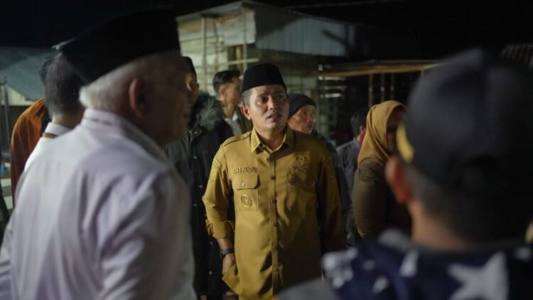 Bentuk Perhatian dan Kepedulian Pemerintah Daerah, Bupati Serahkan Bantuan di Nagari Surian 1 TINJAU—Bupati Solok Jon Firman Pandu sebelum menyerahkan bantuan, melakukan peninjauan kondisi rumah warga yang terkena dampak bencana.