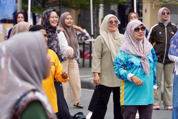 CFD Padang Panjang Semakin Hidup, Warga Sehat, Ekonomi Meningkat 1 SEMANGAT— Sejumlah ibu ibu semangat mengikuti Car Free Day (CFD), di perempatan jalan Imam Bonjol, Minggu (15/6) pagi.