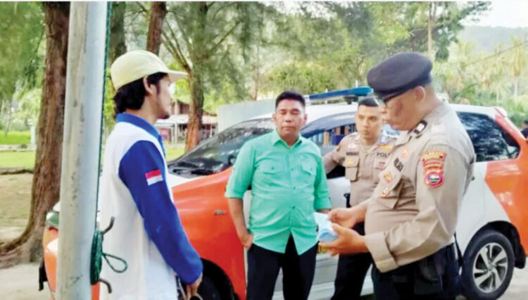Tim Gabungan Dispar Tertibkan Pungli dan Premanisme di Pantai Air Manis, 2 Buku Tiket Ilegal Disita dari Tangan Oknum Pemuda 1 PENERTIBAN PUNGLI— Kepala Dispar Kota Padang Yudi Indra Syahni dan Satuan Pam Obvit ikut dalam pengamanan dan pengawasan aksi pungli dan premanisme di Pantai Airmanis, Sabtu (14/6). Dua buku tiket ilegal yang selama ini disalahgunakan oleh oknum pemuda setempat untuk memungut uang masuk dari pengunjung secara tidak sah berhasil diamankan.