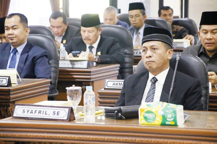 Ranperda Perubahan Susunan Perangkat Daerah Disetujui jadi Perda 1 RAPAT PARIPURNA— Anggota DPRD Agam mengikuti rapat paripurna, Senin (23/6)
di Aula Utama DPRD Agam.
