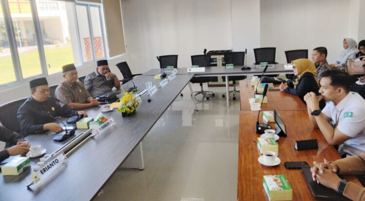 Ketua DPRD Geram Buruknya Pelayanan RSUD Rasidin, “Menentukan Pasien Rawat Inap harus Melibatkan Dokter Spesialis” 1 RAPAT— DPRD Padang memanggil pihak RSUD Rasidin Padang untuk meminta klarifikasi terkait insiden dugaan kelalaian yang mengakibatkan pasien meninggal dunia.