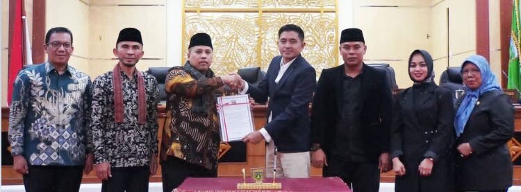 DPRD Padang Panjang Sahkan Perda Pertanggungjawaban Pelaksanaan APBD 2024 1 PENGESAHAN PERDA— Ketua DPRD Kota Padangpanjang Imbral, Wakil Ketua Mardiansyah dan Nurafni Fitri saat pengesahan Ranperda tentang Pertanggungjawaban Pelaksanaan APBD Tahun Anggaran 2024 untuk ditetapkan menjadi Perda.