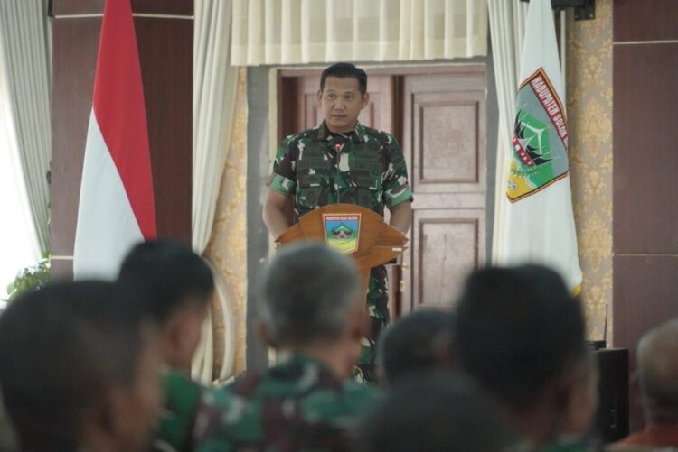 SAMBUTAN—Dandim 0309 Solok Letkol KAV Sapta Raharja berikan sambutan pada acara penyambutan Prajurit TMMD ke-125 Tahun 2025 dan Penandatanganan  MoU antara Pemerintah Kabupaten Solok Selatan dengan Kodim 0309/Solok, di Aula Sarantau Sasurambi Kantor Bupati Solok Selatan, Kamis (12/6).