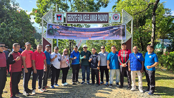 BNN Canangkan Goa Kelelawar jadi Destinasi Wisata Bersinar 1 JALAN SANTAI— Kepala BNNP Sumbar Brigjen Pol Riki Yanuarfi bersama karyawan PT Semen Padang dan
PT Pasoka Sumber Karya melaksanakan jalan santai ke Goa Kelelawar.