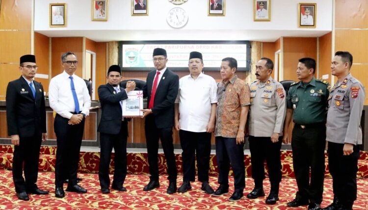 Rapat Paripurna Penyerahan Laporan Hasil Pemeriksaan BPK, Predikat WTP menjadi Bukti Komitmen dan Kerja Keras Pemkab Solok 1 SERAHKAN HASIL LHP— DPRD Kabupaten Solok menggelar Rapat Paripurna dalam rangka Penyerahan Laporan Hasil Pemeriksaan (LHP) Badan Pemeriksa Keuangan (BPK) terhadap Penyelenggaraan Pemerintahan Kabupaten Solok Tahun Anggaran 2024.