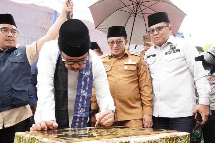 Surau Tigo Batua Diresmikan, Dibangun dari Bantuan Mahkamah Agung Peduli 1 TANDATANGAN PRASASTI— Ketua Muda Kamar Tata Usaha Negara Mahkamah Agung Republik Indonesia Prof. Dr. H. Yulius, SH. MH tandatangani prasasti tanda diresmikannya Surau Tigo Batua di Nagari Parambahan, Kecamatan Lima Kaum, Kabupaten Tanah Datar.