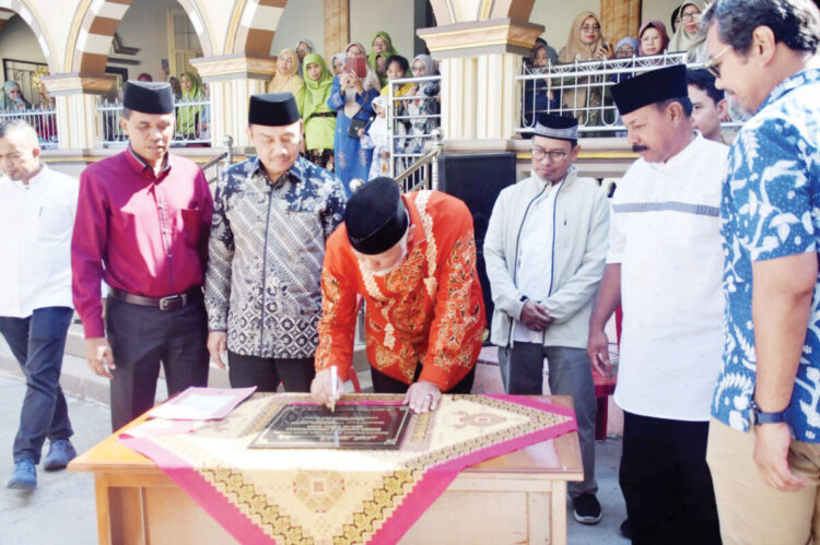 PERESMIAN RUMAH TAHFIDZ— Wakil Bupati Agam, Muhammad Iqbal, mendampingi Gubernur Sumbar, Mahyeldi 
Ansharullah, dalam peresmian rumah tahfidz dan perpustakaan Masjid Ummil Quro di Jorong Bancah, 
Nagari Maninjau, Kecamatan Tanjung Raya, Jumat (27/6).
