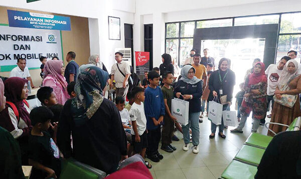 Peringati HUT ke-52 BMHS, RSU Bunda Padang Gelar Khitanan Massal Gratis 1 HADIAH KHITANAN— Direktur RSU Bunda Padang, dr Helgawati, MM menyerahkan hadiah kepada anak-anak ikut khitanan, Jumat (27/6).