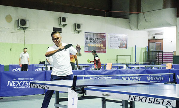 Bangun Kebersamaan Lewat Olahraga, Dirut SIG Resmikan Turnamen Tenis Meja Semen Padang 1 TURNAMEN TENIS MEJA— Dirut PT Semen Indonesia (Persero) Tbk. (SIG), yang juga Pembina Persatuan Tenis Meja PT Semen Padang, Indrieffouny Indra, membuka Turnamen Tenis Meja Antar Karyawan dan Karyawati Semen Padang Group yang digelar di Hall Tenis Meja PT Semen Padang, akhir pekan lalu.
