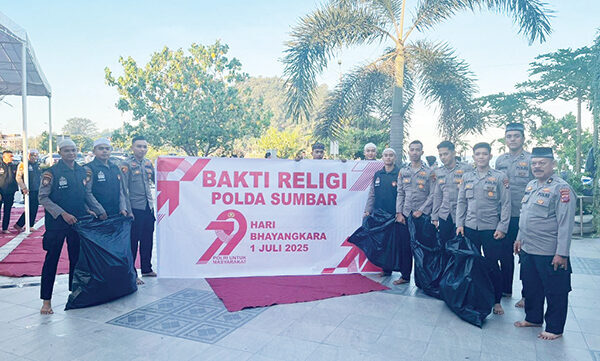 Sambut Hari Bhayangkara ke-79, Ditreskrimsus Polda Sumbar Gelar Bakti Religi di Masjid Al-Hakim Padang 1 GORO BERSIHKAN MASJID— Personel Ditreskrimsus Polda Sumbar melaksanakan gotong royong di Masjid Al Hakim Padang, untuk menyambut Hari Bhayangkara ke-79, Jumat (13/6).