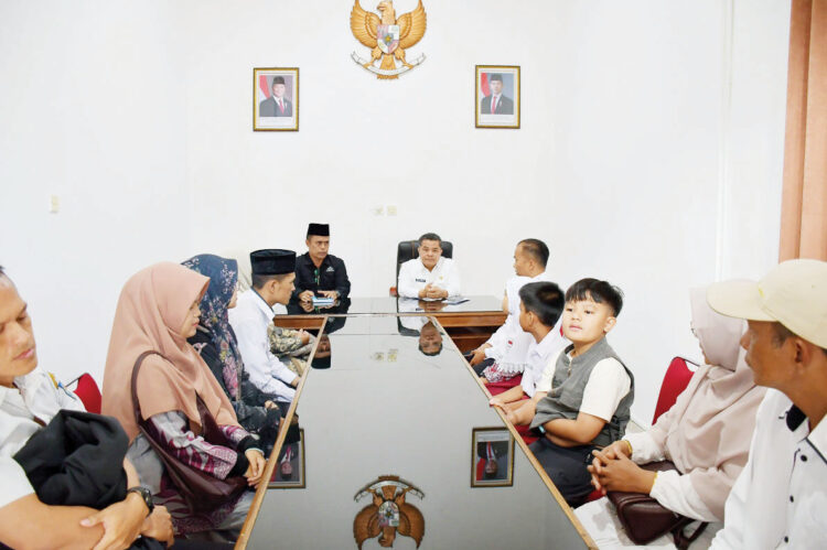 Dukung Tiga Pelajar SD Ikuti Olimpiade Sains Tingkat Nasional, Bupati Agam Bantu Biaya Keberangkatan dan Reward 1 DUKUNGAN— Bupati Agam, Benni Warlis mendukung penuh tiga pelajar daerah itu mengikuti Olimpiade Sains tingkat nasional, di Jakarta, tanggal 21-22 Juni mendatang.