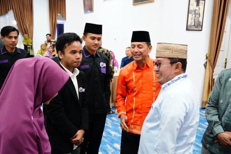 Wujudkan Tanah Datar Jadi Kabupaten Hafizh, 20 Ribu Anak sudah Penghafal Al Quran 1 SILATURAHMI— Bupati Tanahdatar Eka Putra saat bersilaturahmi dengan dosen dan mahasiswa UIN jurusan Bahasa Arab dari 18 kampus se-Sumatera, Sabtu (14/6) malam di gedung Indojolito.