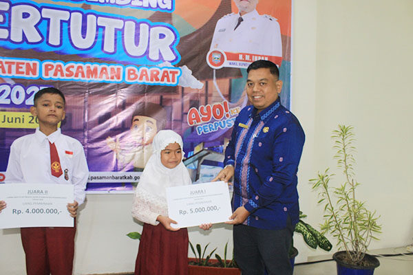 Siswi SDN 05 Sungai Aur, Juara 1 Lomba Bertutur Tingkat SD/MI se-Pasaman Barat 1 Fikka Novia siswi SD Negeri 05 Sungai Aur berhasil meraih juara pertama dalam Lomba Bertutur tingkat SD MI se Kabupaten Pasaman Barat