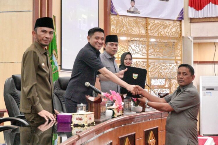 SAMPAIKAN PANDANGAN UMUM— Fraksi DPRD Padangpanjang sampaikan pemandangan umum terhadap Ranperda pertanggungjawaban APBD 2024.