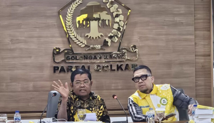 Presiden Prabowo Tegaskan Tak Ada Reshuffle Kabinet, Golkar: Sudah Clear and Clean 1 BERIKAN PERNYATAAN— Wakil Ketua Umum Partai Golkar Ahmad Doli Kurnia dan Idrus Marham di kantor DPP Partai Golkar.