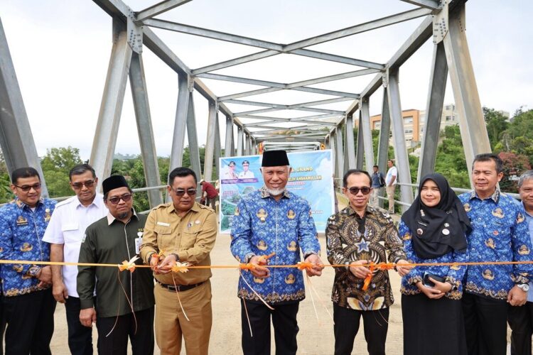 Telan Nilai Rp30,7 Miliar, Gubernur Mahyeldi Resmikan Lima Jembatan Strategis 1 GUNTING PITA—Gubernur Sumatera Barat (Sumbar), Mahyeldi Ansharullah gunting pita saat meresmikan lima infrastruktur strategis berupa jembatan baru yang dibangun Pemerintah Provinsi Sumbar dalam empat tahun terakhir.