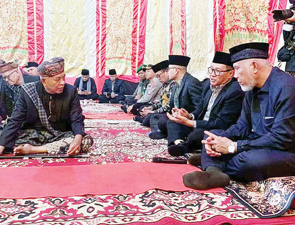 Gubernur Mahyeldi Hadiri Batagak Gala Datuak Rajo Endah 1 MENGHADIRI— Gubernur Sumbar, Mahyeldi, menghadiri prosesi adat Batagak Gala Datuak Rajo Endah yang merupakan salah satu penghulu pucuak atau tokoh adat tertinggi di Nagari Kurai Kota Bukittinggi, Minggu (8/6).