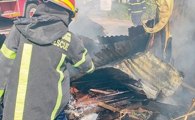 Diduga Gegara Bakar Sampah, Gudang Barang Bekas Ludes Terbakar 1 PADAMKAN API— Petugas Damkar Kota Padang saat memadamkan api yang membakar gudang barang bekas di di Jalan Aster No. 18, RT 2 RW 1, Kecamatan, Padang Barat, Rabu (4/6) pagi.