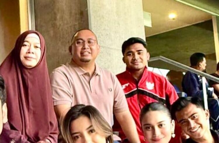 Hadapi Putaran 4 Kualifikasi Piala Dunia 2026, Andre Rosiade Minta Timnas Indonesia Berbenah 1 NOBAR TIMNAS— Penasihat tim Semen Padang FC yang juga pencinta sepakbola, Andre Rosiade, bersama keluarganya menonton secara langsung laga Timnas Indonesia melawan Jepang di Stadion Suita, Osaka, Selasa (10/6) lalu.