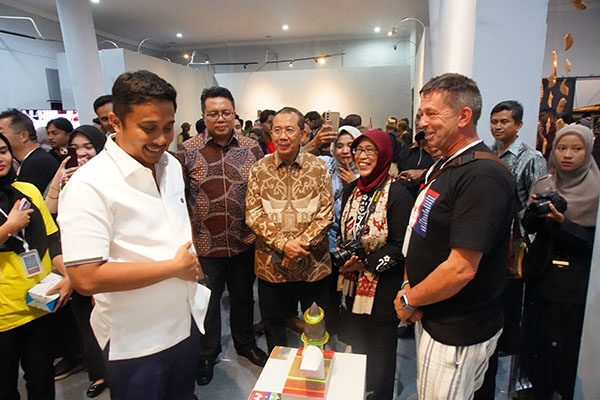Wabup Ahmad Fadly, Harap Generasi Muda Jadikan Arby Samah Sebagai Tokoh Inspiratif 1 PAMERAN— Wabup Ahmad Fadly dampingi Wagub Sumbar Vasco Ruseimy menghadiri Pameran Patung Internasional dalam mengenang 95 Tahun Arby Samah sang maestro pematung abstrack yang diselenggarakan, di Galery Taman Budaya Sumatera Barat, Kamis Malam (19/6).