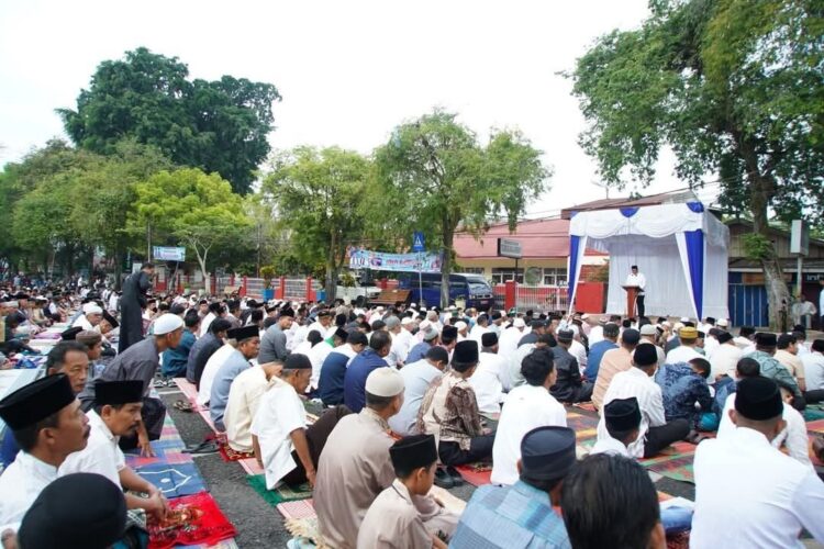Hari Raya Idul Adha Melukiskan Keagungan dan Kebesaran Islam 1 SHALAT IDUL ADHA— Warga Kota Batusangkar memadati Lapangan Cindua Mato Batusangkar untuk mengikuti pelaksanaan shalat Har Raya Idul Adha 1446 Hijriah, Jumat (6/6),