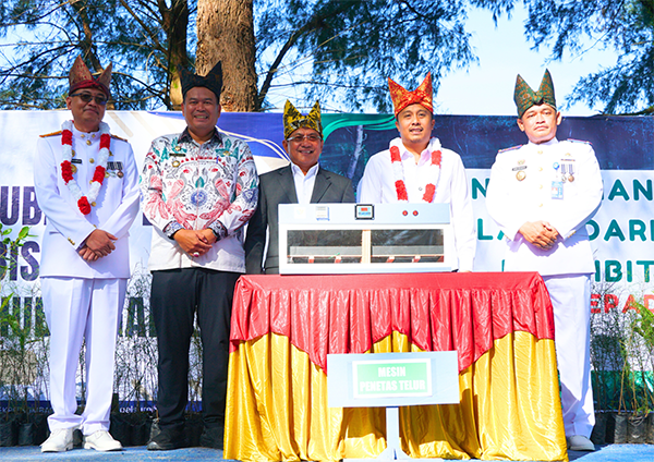 “Hijau Pantaiku Biru Lautku”, Gubernur, Bupati, Wako, Masyarakat dan Poltekpel Sumbar “Bajabaik Tangan” Percepat Emisi Bersih 2024-2060 1 KUNJUNGI POLITEKNIK PELAYARAN—Wakil Gubernur Sumatera Barat, Vasko Ruseimy, saat mengunjungi Politeknik Pelayaran Sumatera Barat.
