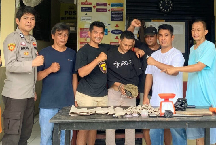 Kejahatan Kepala Dusun “Dibongkar”, Nyambi jadi Pengedar Narkoba, Puluhan Paket Ganja Disita 1 PENGEDAR GANJA— Pelaku FB yang menjabat Kepala Dusun Muara, Desa Muara Siberut, Kecamatan Siberut Selatan, ditangkap jajaran Polsek Siberut gegara terlibat peredaran ganja.