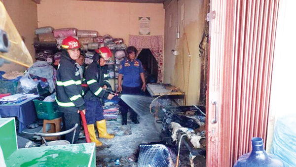 Tabung Gas Bocor, Toko Laundry Terbakar 1 PEMADAMAN API— Petugas Damkar Kota dengan cepat berhasil memadamkan api yang membakar toko laundry, di di Perumahan Jalan Utama 2 Blok B No. 5, RT 003/011, Kelurahan Banuaran Nan XX, Kecamatan Lubeg, Selasa (10/6) pagi.