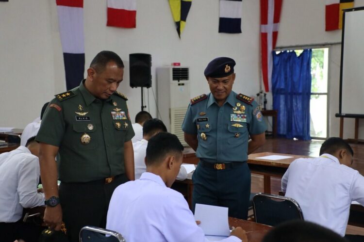 Wairjen TNI Pantau Seleksi Catar TNI di Mako Lantamal II 1 SELEKSI CATAR TNI— Wadanlantamal II Kolonel Laut (P) Mulyadi.S.E., CRMP.,M.Tr.Opsla mendampingi kunjungan Wakil Inspektorat Jenderal TNI Mayjen TNI Avis Syafar, pada saat melakukan peninjauan tes tulis MI.