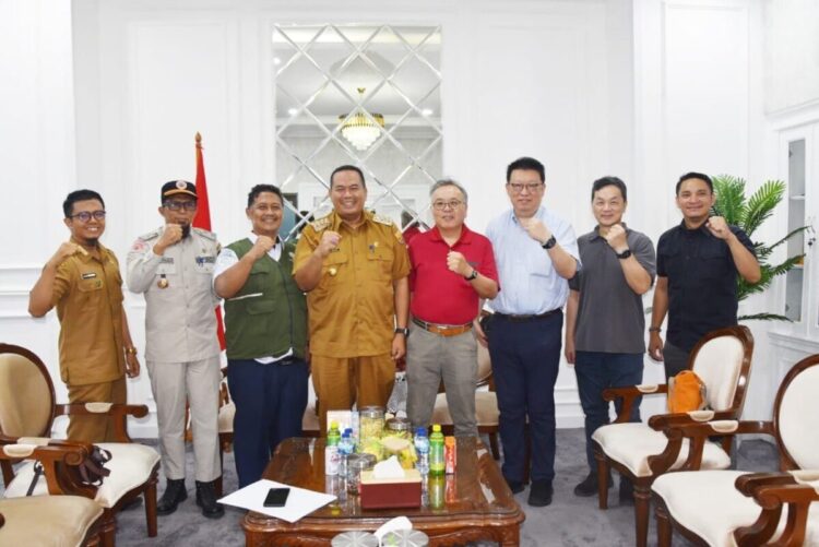 Pemko Terima Bantuan dari Pemerintah Taiwan, EEWS Dipasang di Balaikota Pariaman 1 BANTUAN DARI TAIWAN— Wali Kota Pariaman Yota Balad, didampingi Wakil Wali Kota Pariaman Mulyadi, ketika menerima kunjungan Pemerintah Taiwan dan menyerahkan bantuan satu unit EEWS.