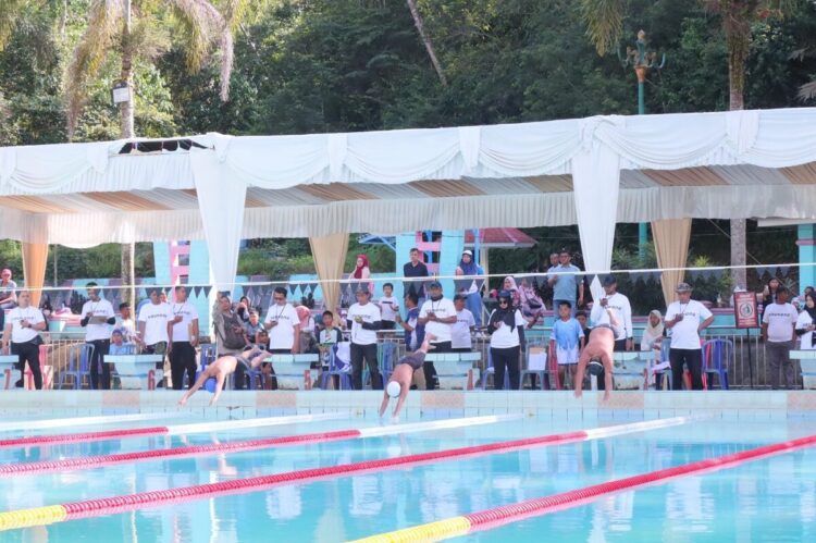 KEJUARAAN RENANG—Wakapolres Kompol  Julianson membuka secara resmi Kapolres Payakumbuh Swimming Championship 2025 yang digelar di Kolam Renang Ngalau Indah Kelurahan Pakan Sinayan, Kecamatan Payakumbuh Barat.