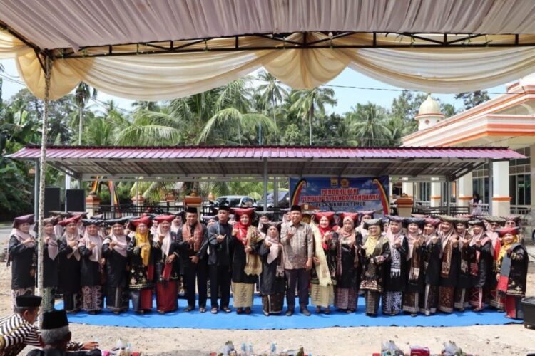 Pengurus Bundo Kanduang Desa Sikapak Timur 2025–2029 Dikukuhkan 1 PENGUKUHAN — Wakil Wali Kota Pariaman Mulyadi, berdsama bundo kanduang usai pelantikan Pengurus Bundo Kanduang Desa Sikapak Timur periode 2025–2029.