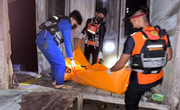 PEMANCING TEWAS— Tim SAR gabungan mengevakuasi jenazah pemancing yang tewas akibat tenggelam saat memancing di Pulau Penyu, Kabupaten Pessel.