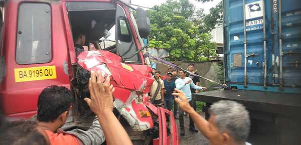 Sopir Truk Kontainer Tergencet, Kaki Cidera Berat, ‘Lato-lato’ Nyaris Pecah 1 TERGENCET— Sopir tergencet usai truk kontainer yang dikendarainya mengalami kecelakaan di Jalan By Pass Parak Laweh, Kecamatan Lubuk Begalung. Polisi bersama warga mengevakuasi korban ke rumah sakit.